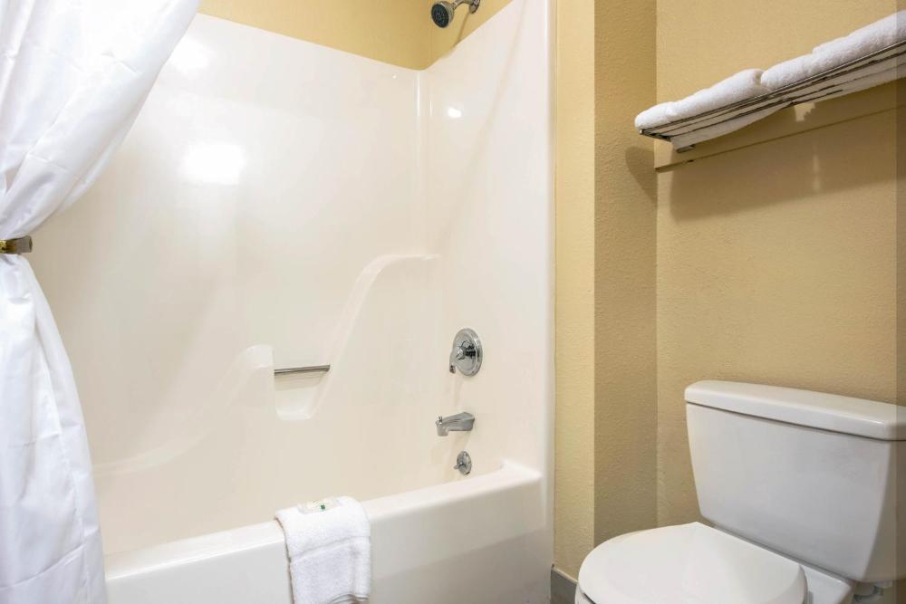 King Suite with Jacuzzi - Non-Smoking interior